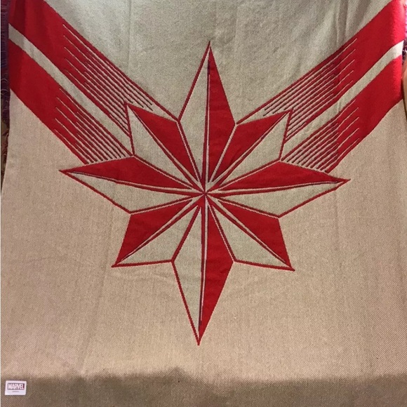 Captain Marvel Protector of The Skies Woven Tapestry Throw Blanket 48" x 60" New - Picture 3 of 9